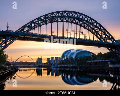 Le soleil se lève derrière les ponts Tyne et Millenium à Newcastle, en Angleterre. Sage Centre Gateshead est également en tournage Banque D'Images