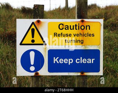 Un panneau Keep Clear et attention pour les véhicules à ordures tournant près du phare à Tiumpan Head, île de Lewis, Hébrides extérieures, Écosse. Banque D'Images