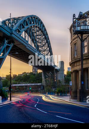 Belle photo de Tyne Bridge et Newcastle Quayside à l'aube avec trals de lumière de voiture Banque D'Images