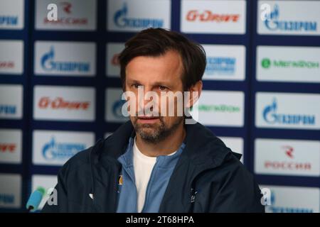 Saint-Pétersbourg, Russie. 09 novembre 2023. Sergei Semak, l'entraîneur-chef du Zenit football Club répond aux questions des journalistes lors d'une conférence de presse avant le match Zenit - Krasnodar, qui se tiendra dans le cadre de la manche 15 de la Premier League russe. Crédit : SOPA Images Limited/Alamy Live News Banque D'Images