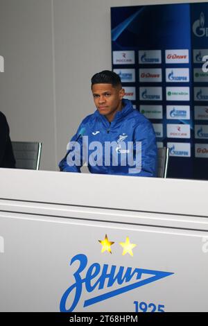 Saint-Pétersbourg, Russie. 09 novembre 2023. Douglas dos Santos Justino de Melo, dit Douglas Santos, joueur du Zenit football Club répond aux questions des journalistes lors d'une conférence de presse avant le match Zenit - Krasnodar, qui aura lieu dans le cadre de la manche 15 de la Premier League russe. Crédit : SOPA Images Limited/Alamy Live News Banque D'Images