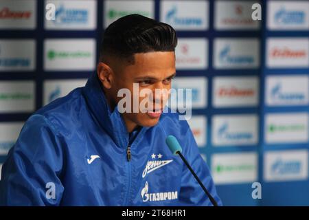 Saint-Pétersbourg, Russie. 09 novembre 2023. Douglas dos Santos Justino de Melo, dit Douglas Santos, joueur du Zenit football Club répond aux questions des journalistes lors d'une conférence de presse avant le match Zenit - Krasnodar, qui aura lieu dans le cadre de la manche 15 de la Premier League russe. Crédit : SOPA Images Limited/Alamy Live News Banque D'Images