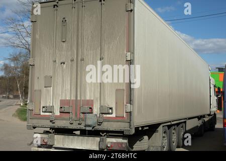 Camion. Grand corps. Transport de marchandises. Benne sale. Carrosserie blanche. Banque D'Images