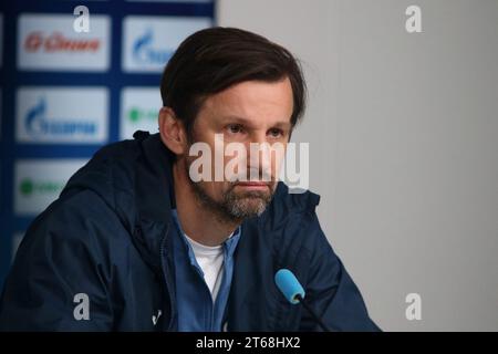 Saint-Pétersbourg, Russie. 09 novembre 2023. Sergei Semak, l'entraîneur-chef du Zenit football Club répond aux questions des journalistes lors d'une conférence de presse avant le match Zenit - Krasnodar, qui se tiendra dans le cadre de la manche 15 de la Premier League russe. Crédit : SOPA Images Limited/Alamy Live News Banque D'Images