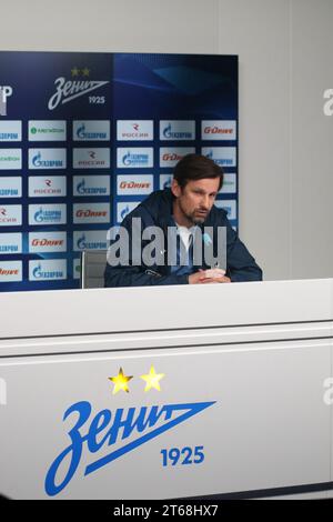 Saint-Pétersbourg, Russie. 09 novembre 2023. Sergei Semak, l'entraîneur-chef du Zenit football Club répond aux questions des journalistes lors d'une conférence de presse avant le match Zenit - Krasnodar, qui se tiendra dans le cadre de la manche 15 de la Premier League russe. Crédit : SOPA Images Limited/Alamy Live News Banque D'Images