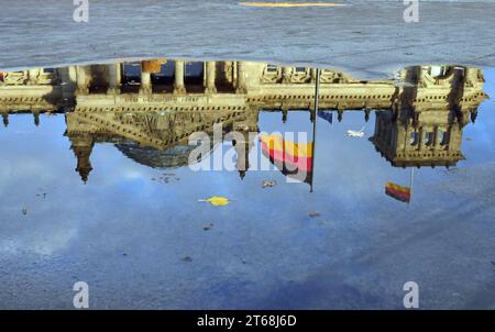 Berlin - Deutschland. Der Reichstag spiegelt sich in einer Pfütze nach einem Regenguss. *** 05 11 2023, Berlin, Allemagne. 05 novembre 2023. Le Reichstag se reflète dans une flaque d'eau après une averse crédit : Imago/Alamy Live News Banque D'Images