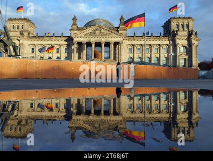 Berlin - Deutschland. Der Reichstag spiegelt sich in einer Pfütze nach einem Regenguss. *** 05 11 2023, Berlin, Allemagne. 05 novembre 2023. Le Reichstag se reflète dans une flaque d'eau après une averse crédit : Imago/Alamy Live News Banque D'Images