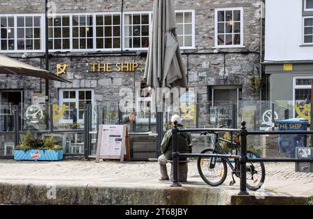 Plymouth Sutton Harbour, le Ship Inn pris en 2022 tôt dans la journée Banque D'Images