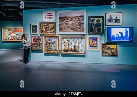 Londres, Royaume-Uni. 9 novembre 2023. John Lavery, jour de l'Armistice, 11 novembre 1918, à côté de John Nash, Over the Top, 1918 (en bas à gauche, au centre) avec un éventail d'autres œuvres sur l'exposition d'entrée - nouvelles galeries permanentes, les galeries d'art, de cinéma et de photographie Blavatnik, ouvertes à l'Imperial War Museum London avant le dimanche du souvenir. Crédit : Guy Bell/Alamy Live News Banque D'Images