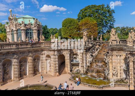 Dresde, Allemagne - 10 août 2023 : la fontaine dans le palais Zwinger à Dresde, Saxe. Banque D'Images