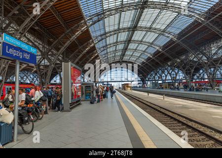 Leipzig, Allemagne - août 11 2023 : la Hauptbahnhof est la principale gare ferroviaire de Leipzig reliant la ville à Dresde et Berlin. Banque D'Images