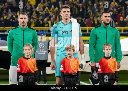 Dortmund, Allemagne. 07 novembre 2023. Le défenseur de Newcastle United Fabian Schar (5 ans) le gardien Nick Pope (22 ans) le défenseur de Newcastle United Jamaal Lascelles (6 ans) s'aligne avec des mascottes lors du match du Borussia Dortmund FC contre Newcastle United FC UEFA Champions League Round 1 Group F au BVB Stadion, Dortmund, Allemagne, le 7 novembre 2023 crédit : toutes les secondes Media/Alamy Live News Banque D'Images