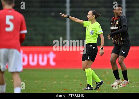 L'arbitre Ivana Projkovska de Macédoine du Nord photographiée lors du match de la journée 4 de l'UEFA Youth League dans le groupe B de la saison 2023-2024 entre les équipes de jeunes de moins de 19 ans du PSV Eindhoven et le Racing Club de Lens le 8 novembre 2023 à Eindhoven, pays-Bas. (Photo de David Catry / Isosport) Banque D'Images