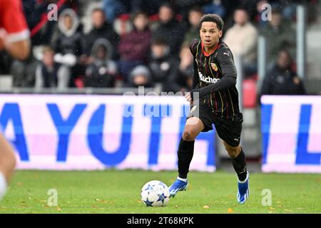 Ayanda Sishuba (10 ans) du RC Lens photographiée lors du match de la 4e journée de l'UEFA Youth League dans le groupe B lors de la saison 2023-2024 entre les équipes de jeunes de moins de 19 ans du PSV Eindhoven et le Racing Club de Lens le 8 novembre 2023 à Eindhoven, pays-Bas. (Photo de David Catry / Isosport) Banque D'Images