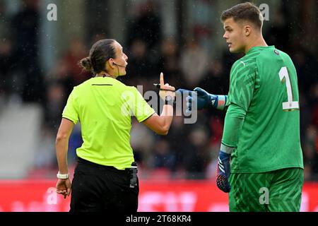 L'arbitre Ivana Projkovska de Macédoine du Nord donne des conférences sur le gardien Roy Steur (1) du PSV lors du match de l'UEFA Youth League 4 dans le groupe B de la saison 2023-2024 entre les équipes de jeunes moins de 19 ans du PSV Eindhoven et le Racing Club de Lens le 8 novembre 2023 à Eindhoven, pays-Bas. (Photo de David Catry / Isosport) Banque D'Images