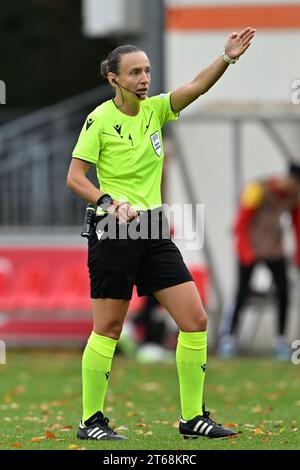 L'arbitre Ivana Projkovska de Macédoine du Nord photographiée lors du match de la journée 4 de l'UEFA Youth League dans le groupe B de la saison 2023-2024 entre les équipes de jeunes de moins de 19 ans du PSV Eindhoven et le Racing Club de Lens le 8 novembre 2023 à Eindhoven, pays-Bas. (Photo de David Catry / Isosport) Banque D'Images