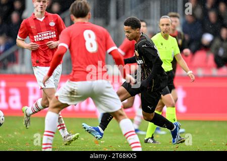 Ayanda Sishuba (10 ans) du RC Lens photographiée lors du match de la 4e journée de l'UEFA Youth League dans le groupe B lors de la saison 2023-2024 entre les équipes de jeunes de moins de 19 ans du PSV Eindhoven et le Racing Club de Lens le 8 novembre 2023 à Eindhoven, pays-Bas. (Photo de David Catry / Isosport) Banque D'Images