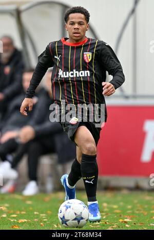 Ayanda Sishuba (10 ans) du RC Lens photographiée lors du match de la 4e journée de l'UEFA Youth League dans le groupe B lors de la saison 2023-2024 entre les équipes de jeunes de moins de 19 ans du PSV Eindhoven et le Racing Club de Lens le 8 novembre 2023 à Eindhoven, pays-Bas. (Photo de David Catry / Isosport) Banque D'Images