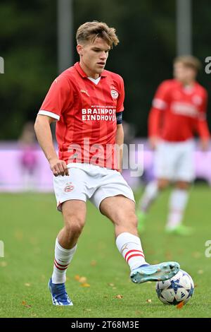 Eindhoven, pays-Bas. 08 novembre 2023. Wessel Kuhn (4 ans) du PSV photographié lors du match de l'UEFA Youth League 4 dans le groupe B lors de la saison 2023-2024 entre les équipes de jeunes moins de 19 ans du PSV Eindhoven et le Racing Club de Lens le 8 novembre 2023 à Eindhoven, pays-Bas. (Photo de David Catry/Isosport) crédit : Sportpix/Alamy Live News Banque D'Images