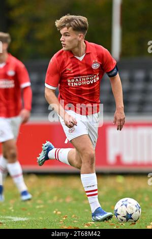 Wessel Kuhn (4 ans) du PSV photographié lors du match de l'UEFA Youth League 4 dans le groupe B lors de la saison 2023-2024 entre les équipes de jeunes moins de 19 ans du PSV Eindhoven et le Racing Club de Lens le 8 novembre 2023 à Eindhoven, pays-Bas. (Photo de David Catry / Isosport) Banque D'Images