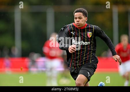 Eindhoven, pays-Bas. 08 novembre 2023. Ayanda Sishuba (10 ans) du RC Lens photographiée lors du match de la 4e journée de l'UEFA Youth League dans le groupe B lors de la saison 2023-2024 entre les équipes de jeunes de moins de 19 ans du PSV Eindhoven et le Racing Club de Lens le 8 novembre 2023 à Eindhoven, pays-Bas. (Photo de David Catry/Isosport) crédit : Sportpix/Alamy Live News Banque D'Images