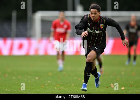 Eindhoven, pays-Bas. 08 novembre 2023. Ayanda Sishuba (10 ans) du RC Lens photographiée lors du match de la 4e journée de l'UEFA Youth League dans le groupe B lors de la saison 2023-2024 entre les équipes de jeunes de moins de 19 ans du PSV Eindhoven et le Racing Club de Lens le 8 novembre 2023 à Eindhoven, pays-Bas. (Photo de David Catry/Isosport) crédit : Sportpix/Alamy Live News Banque D'Images