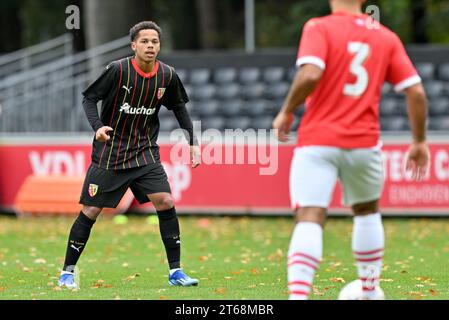 Eindhoven, pays-Bas. 08 novembre 2023. Ayanda Sishuba (10 ans) du RC Lens photographiée lors du match de la 4e journée de l'UEFA Youth League dans le groupe B lors de la saison 2023-2024 entre les équipes de jeunes de moins de 19 ans du PSV Eindhoven et le Racing Club de Lens le 8 novembre 2023 à Eindhoven, pays-Bas. (Photo de David Catry/Isosport) crédit : Sportpix/Alamy Live News Banque D'Images