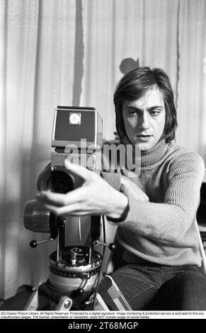 Lars Sven 'lasse' Hallström, né le 2 juin 1946, est un réalisateur suédois. Il s'est d'abord fait connaître pour avoir réalisé presque tous les clips du groupe pop ABBA, puis est devenu réalisateur de longs métrages. Il a été nominé pour un Oscar du meilleur réalisateur pour My Life as a Dog (Mitt liv som hund) (1985) et plus tard pour The Cider House Rules (1999). Ses autres œuvres de réalisation célèbres incluent What's Eating Gilbert Grape (1993) et chocolat (2000). Photographié dans les années 1970 avec une caméra vidéo 1975. Kristoffersson ref 7-28 Banque D'Images