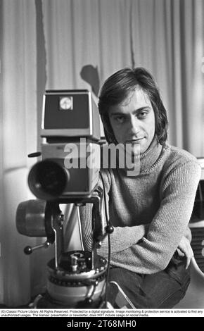 Lars Sven 'lasse' Hallström, né le 2 juin 1946, est un réalisateur suédois. Il s'est d'abord fait connaître pour avoir réalisé presque tous les clips du groupe pop ABBA, puis est devenu réalisateur de longs métrages. Il a été nominé pour un Oscar du meilleur réalisateur pour My Life as a Dog (Mitt liv som hund) (1985) et plus tard pour The Cider House Rules (1999). Ses autres œuvres de réalisation célèbres incluent What's Eating Gilbert Grape (1993) et chocolat (2000). Photographié dans les années 1970 avec une caméra vidéo 1975. Kristoffersson ref 7-28 Banque D'Images