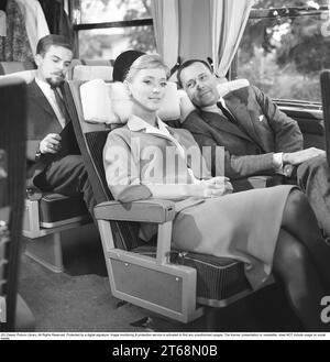 Voyage en train dans les années 1960 Un couple dans un train, assis confortablement dans leurs chaises pendant le voyage. Suède années 1960 Kristoffersson ref DD118-11 Banque D'Images