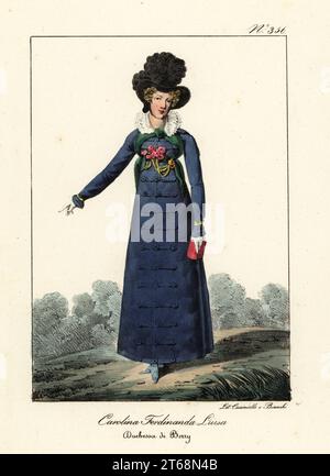 Marie-Caroline de Bourbon-deux-Siciles, duchesse de Berry, 1798-1870, princesse italienne de la Maison de Bourbon. En bonnet avec des panaches noirs, manteau bleu avec froissage militaire. Caroline Ferdinande Louise, duchesse de Berry. Lithographie coloriée à la main de Lorenzo Bianchi et Domenico Cuciniello d'après Hippolyte Lecomte de Costumi civili e militari della monarchia francese dal 1200 al 1820, Naples, 1825. Édition italienne des costumes civils et militaires Lecomtes de la monarchie française de 1200 à 1820. Banque D'Images