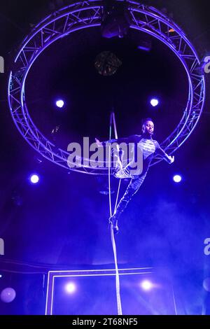 Londres, Royaume-Uni. 09 novembre 2023. LJ Marles avec son art de sangle de tension. Le cabaret primé Olivier la clique revient au West End à Underbelly's Spiegeltent à Leicester Square jusqu'au 6 janvier 2024. Crédit : Imageplotter/Alamy Live News Banque D'Images