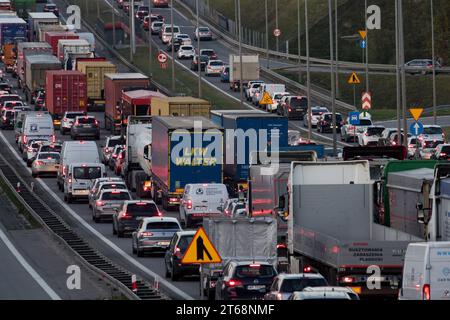 Embouteillage sur l'autoroute S6 appelée Obwodnica Trojmiasta (Tricity Beltway) à Autostrada A1 à Gdansk, Pologne © Wojciech Strozyk / Alamy stock photo Banque D'Images