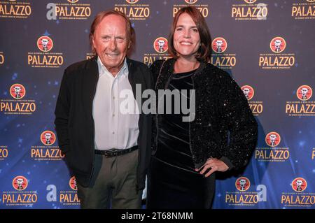 Claus Theo Gärtner mit Ehefrau Sarah Würgler BEI der Premiere der 15. Spielzeit der Palazzo Dinnershow Ghosts & Ducks im Spiegelpalast. Berlin, 08.11.2023 Foto:XB.xDummerx/xFuturexImagex Palazzo prem 3113 crédit : Imago/Alamy Live News Banque D'Images