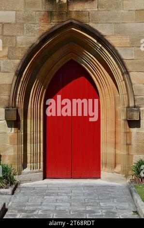 Une porte rouge sur une église dans le quartier Rocks de Sydney, en Australie Banque D'Images