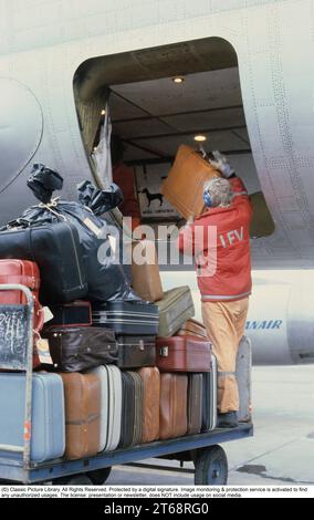 Compagnie aérienne voyageant dans les années 1970 Un avion de passagers suédois 1979 de la compagnie aérienne SAS. Les bagages sont transportés dans l'avion à l'aéroport d'Arlanda. Suède 1979 Banque D'Images