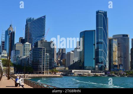 Vue sur Circular Quay et le quartier des affaires de Sydney depuis le parvis de l'Opéra Banque D'Images