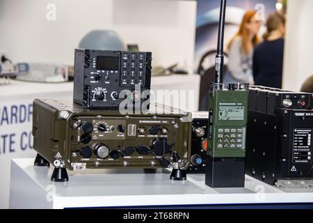 Matériel radio militaire, stations radio HF et VHF, exposé lors d'une exposition militaire à Belgrade, Serbie Banque D'Images