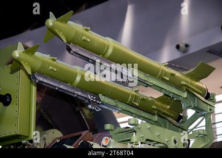 Système moderne sophistiqué de missiles de défense aérienne et roquettes sur arme de lancement automotrice, exposés à la foire internationale d'armement d'armes à Belgrade Banque D'Images