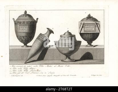 Vases funéraires ou vases cineraires de la Villa Mattei al Montecelio 1, de la Villa Altieri 2, de la Villa Palombara 3, et une propriété de l'artiste Giovanni Battista Piranesi 4. Gravure de coperplate par Pietro Ruga après une illustration par Lorenzo Rocceggiani de ses 100 plaques de costumes religieux, civil et militaire des anciens Egyptiens, Etrusques, Grecs et Romains, Franzetti, Rome, 1802. Banque D'Images