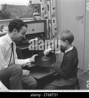 Jörgen Lindström b. 1951. Jörgen Lindström (enfant acteur) ici à la maison tenant l'album Please Please Me, le premier album du groupe pop britannique The Beatles, sorti en 1963 sur la maison de disques Parlophone. L'album The pop regroupe deux premiers singles plus 10 nouvelles chansons. Tous enregistrés en une session incroyable à Abbey Road. La session d'enregistrement a coûté seulement £400 et a duré 16 heures. Le disque est aujourd'hui un objet de collection recherché et précieux des Beatles. Suède 1963 Banque D'Images