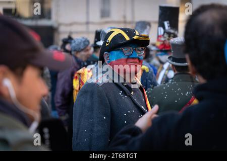 IBI, Espagne - 28 décembre 2022 : Fête traditionnelle d'hiver et mascarade 'Els Enfarinats'. IBI, Espagne. Portrait d'un homme au visage peint et milit Banque D'Images