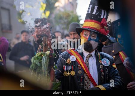 IBI, Espagne - 28 décembre 2022 : Fête traditionnelle d'hiver et mascarade 'Els Enfarinats'. IBI, Espagne. Portrait du personnage qui joue le maire Banque D'Images