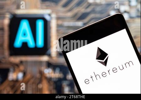 Chine. 3 novembre 2023. Dans cette illustration photo, la crypto-monnaie générée par le logo Ethereum (Ether, ETH) vu affiché sur un smartphone avec une puce d'intelligence artificielle (IA) et un symbole en arrière-plan. (Image de crédit : © Budrul Chukrut/SOPA Images via ZUMA Press Wire) USAGE ÉDITORIAL UNIQUEMENT! Non destiné à UN USAGE commercial ! Banque D'Images