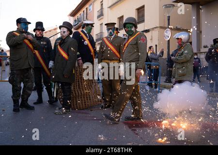 IBI, Espagne - 28 décembre 2022 : Fête traditionnelle d'hiver et mascarade 'Els Enfarinats'. IBI, Espagne. Les rebelles se préparent à capturer le maire Banque D'Images