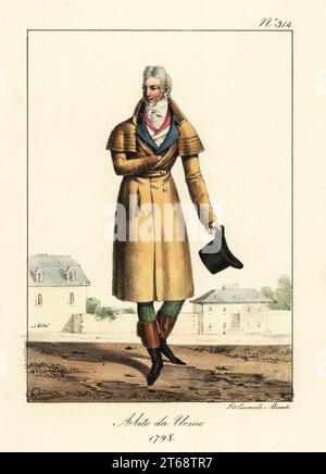 Homme à la mode ou incroyable, Directoire ère, 1798. En manteau de coach avec cinq capes, col haut, cravate, gilet, tuyau, bottes longueur mollet, avec chapeau haut de gamme. Costume d'homme. Lithographie coloriée à la main de Lorenzo Bianchi et Domenico Cuciniello d'après Hippolyte Lecomte de Costumi civili e militari della monarchia francese dal 1200 al 1820, Naples, 1825. Édition italienne des costumes civils et militaires Lecomtes de la monarchie française de 1200 à 1820. Banque D'Images