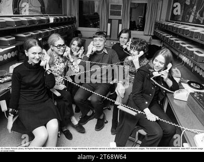 Dans les années 1970 Le présentateur radio Pekka Langer, 1919-1996 ans, ainsi que les femmes qui utilisent les téléphones pour les appels à l'émission Telefonväktarna qui pouvait recevoir jusqu'à 500 appels pendant la période où l'émission radio était en ondes. Suède 1971 Banque D'Images