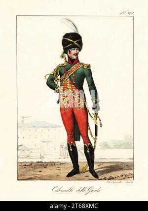 Uniforme d'un colonel dans les chasseurs montés de la Garde impériale, époque napoléonienne. En peau d'ours plumée colback, veste dolman verte, épaulettes dorées, gilet écarlate et culottes avec broderie dorée, bottes à la Souvarov, sabre. Chasseurs à Cheval de la Garde Impériale. Colonel des Guides. Colonelle delle Guido. Lithographie coloriée à la main de Lorenzo Bianchi et Domenico Cuciniello d'après Hippolyte Lecomte de Costumi civili e militari della monarchia francese dal 1200 al 1820, Naples, 1825. Édition italienne des costumes civils et militaires Lecomtes de la monarchie française de 1200 à 1820. Banque D'Images