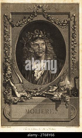 Portrait ovale de Molière, Jean-Baptiste Poquelin, acteur, poète et dramaturge français, 1622-1673. Molière dans une couronne de Laurier, cadre avec festons, lyre, fléchettes, lampe à huile, masques dramatiques, marotte de l'imbécile, etc Gravure en plaque de coperplate par Louis-Jacques Cathelin après un portrait de Pierre Mignard, tiré du cabinet de Melinier, publié comme la frontispice des oeuvres de Molière avec des marques grammaticales de Bret, la compagnie des libraires associes, Paris, 1773. Banque D'Images