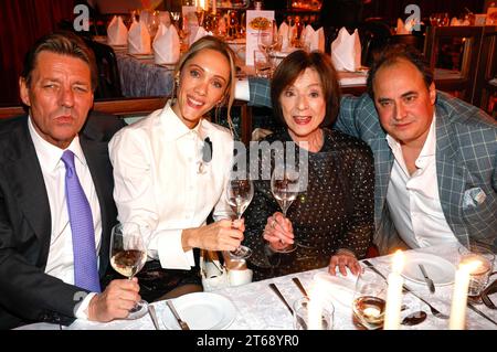 Peter Wolf, Melanie Wolf, Susanne Juhnke und Oliver Juhnke BEI der Premiere der 15. Spielzeit der Palazzo Dinnershow Ghosts & Ducks im Spiegelpalast. Berlin, 08.11.2023 *** Peter Wolf, Melanie Wolf, Susanne Juhnke et Oliver Juhnke à la première de la 15e saison du dîner-spectacle Palazzo Ghosts Ducks au Spiegelpalast Berlin, 08 11 2023 Foto:XB.xDummerx/xFuturexImagex Palazzo prem 3192 Banque D'Images